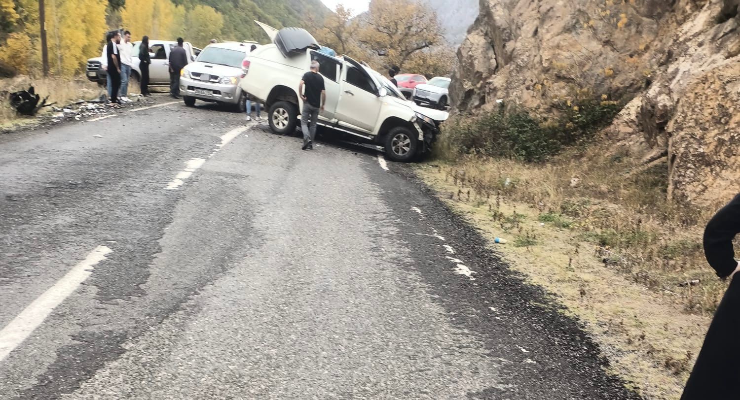 artvinde-zincirleme-trafik-kazasi-4-yarali