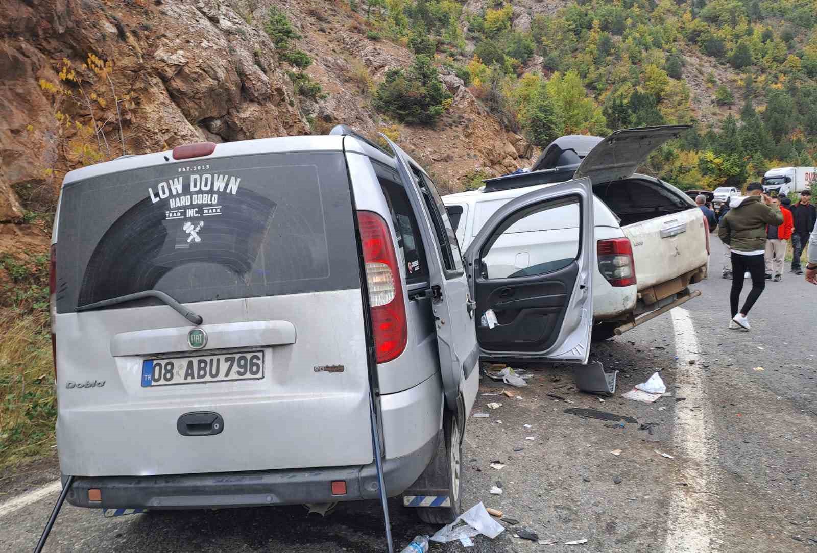 artvinde-zincirleme-trafik-kazasi-4-yarali