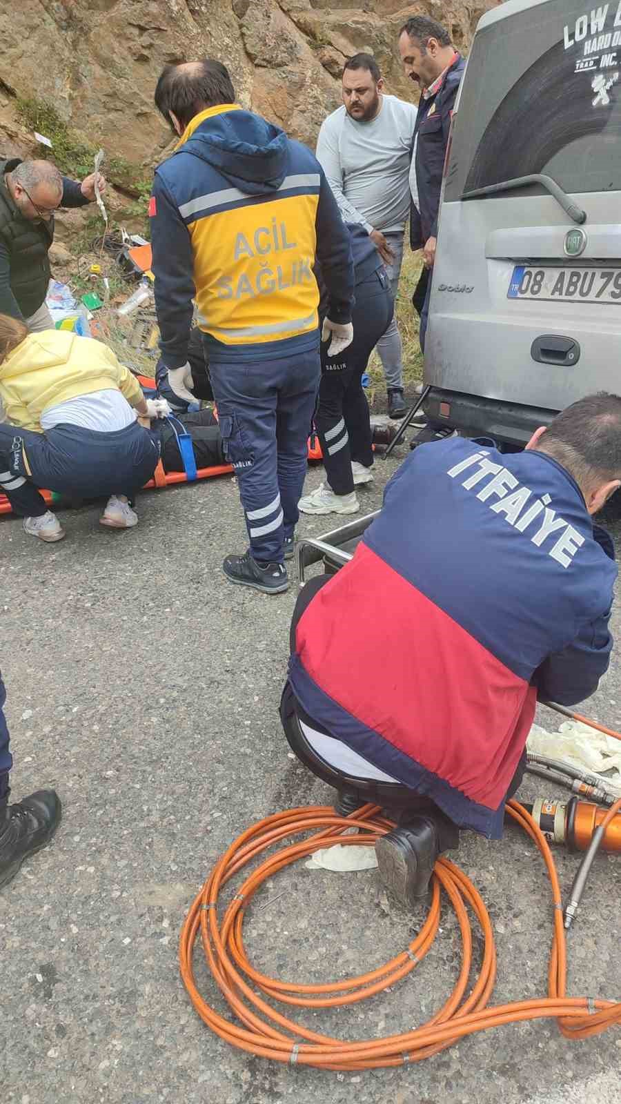 artvinde-zincirleme-trafik-kazasi-4-yarali