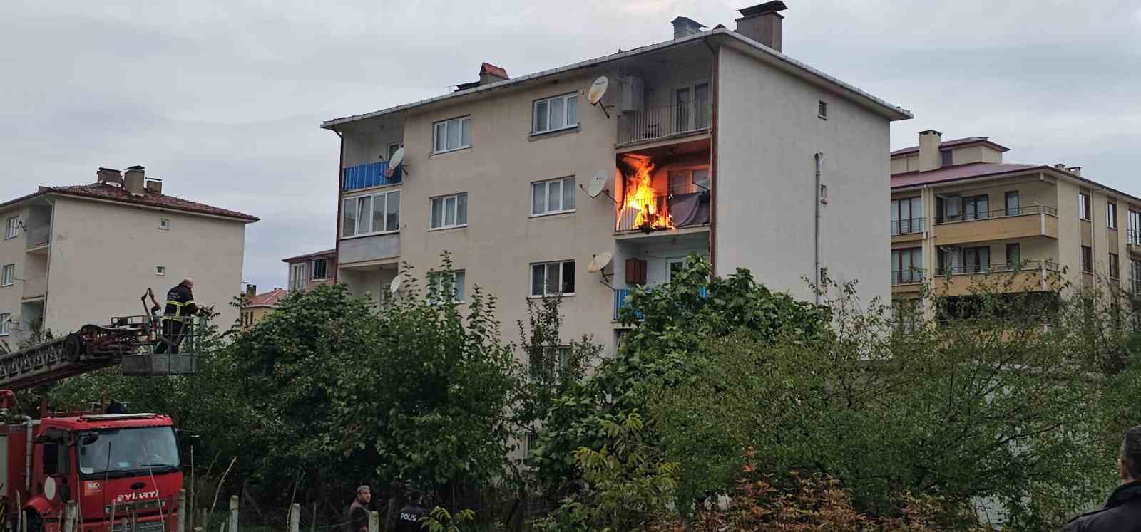 balkonda-cikan-yangin-evi-kule-ceviriyordu