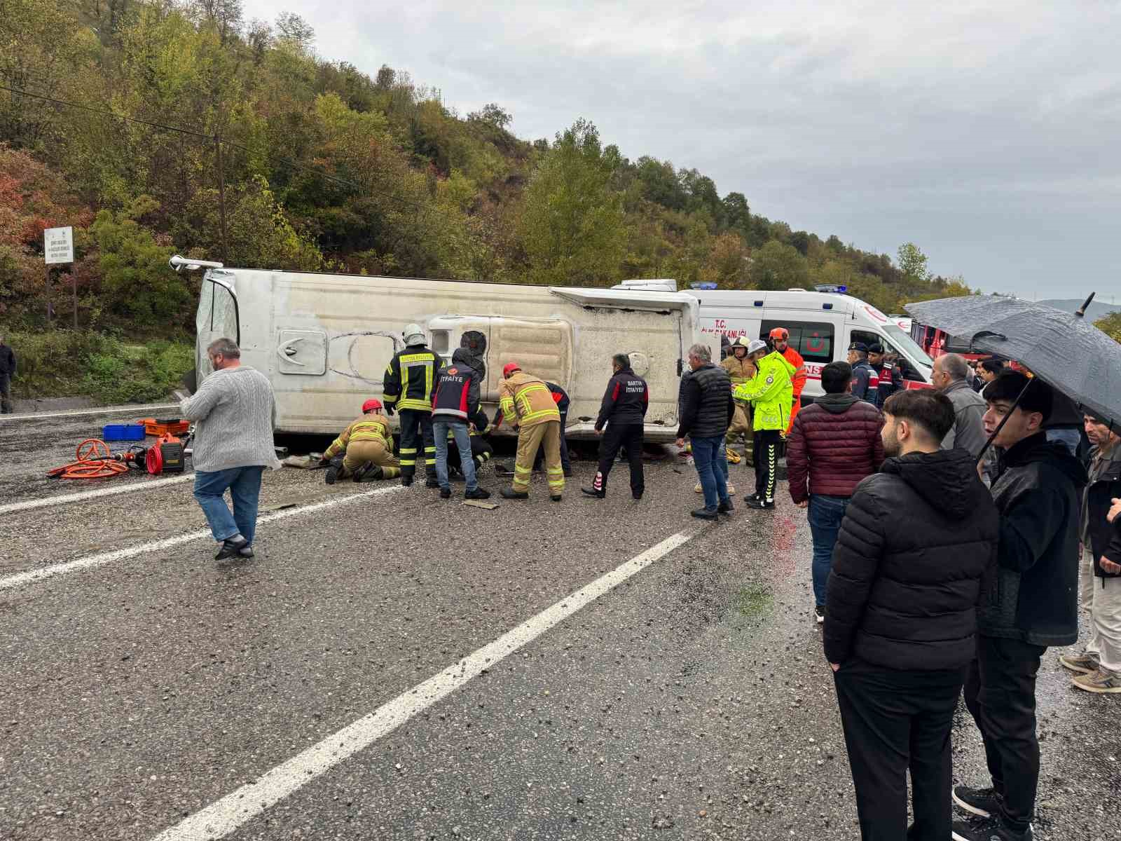 bartinda-isci-servisi-devrildi-1-olu-19-yarali