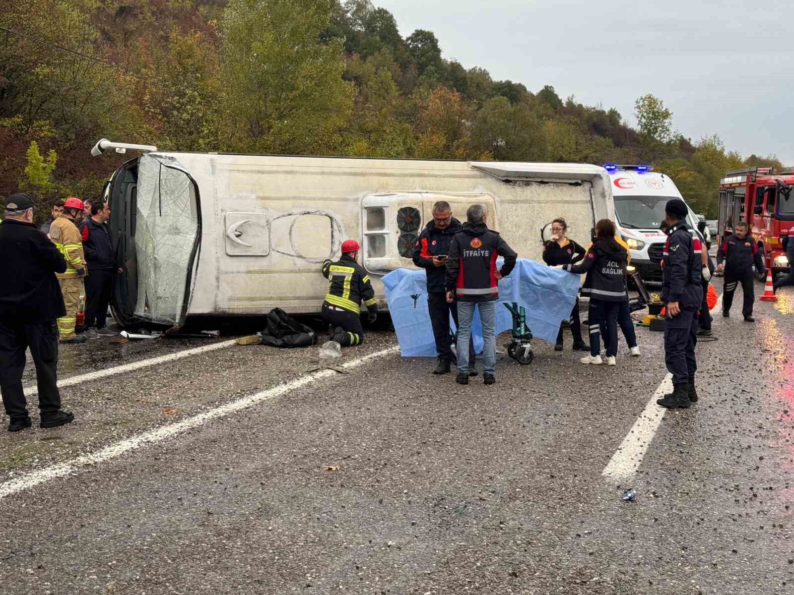 bartinda-isci-servisi-devrildi-1-olu-19-yarali