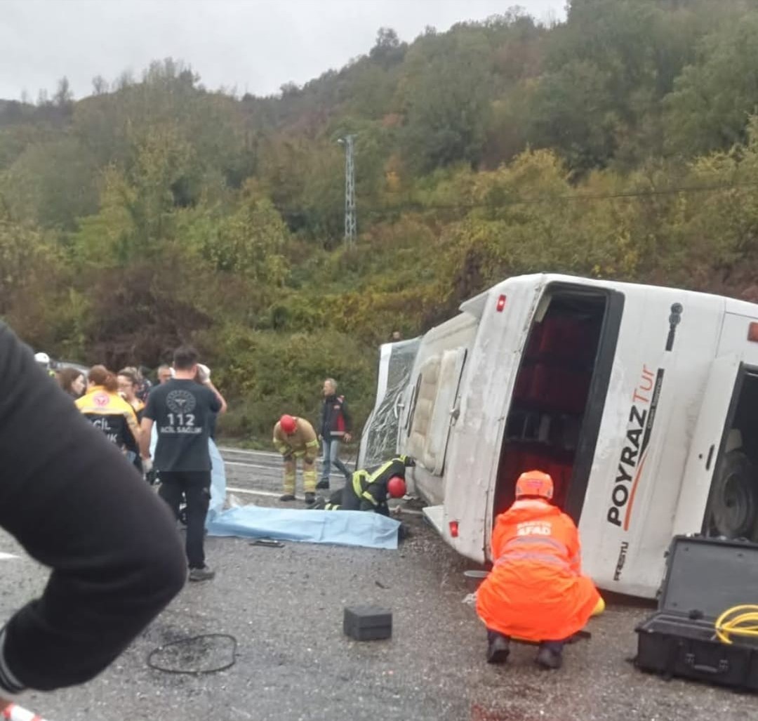 bartinda-isci-servisi-devrildi-1-olu-19-yarali