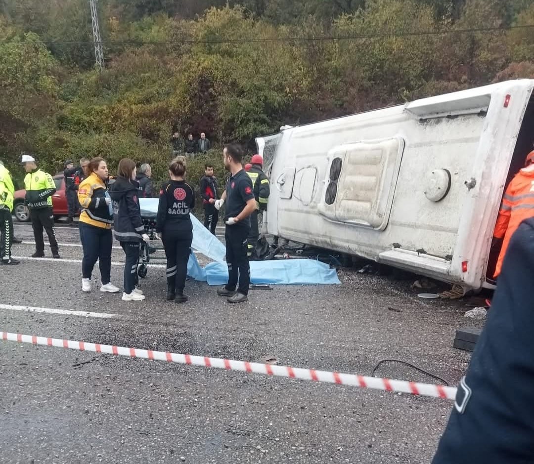 bartinda-isci-servisi-devrildi-1-olu-19-yarali