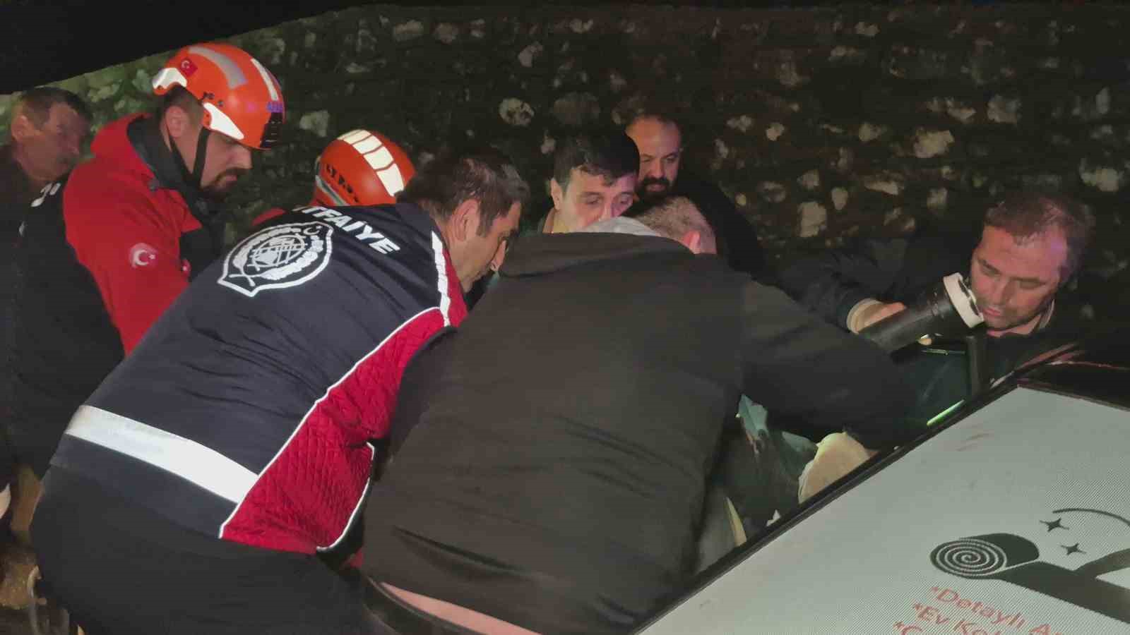 bartinda-otomobil-bariyerlere-carpti-4-yarali