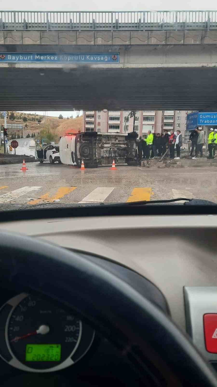 bayburtta-trafik-kazasi-3-yarali