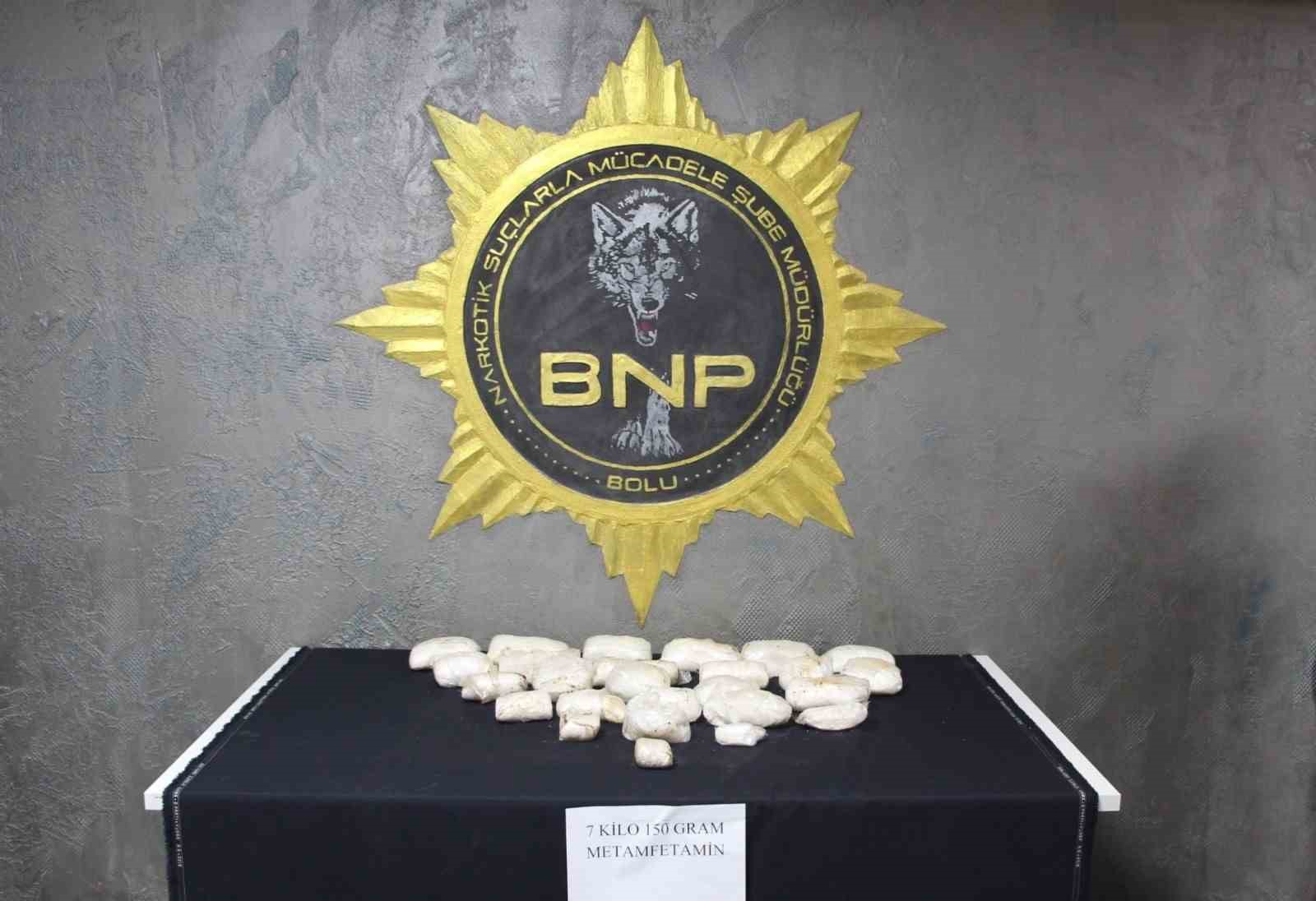 boluda-aracin-dingillerine-gizlenmis-7-kilo-uyusturucu-ele-gecirildi