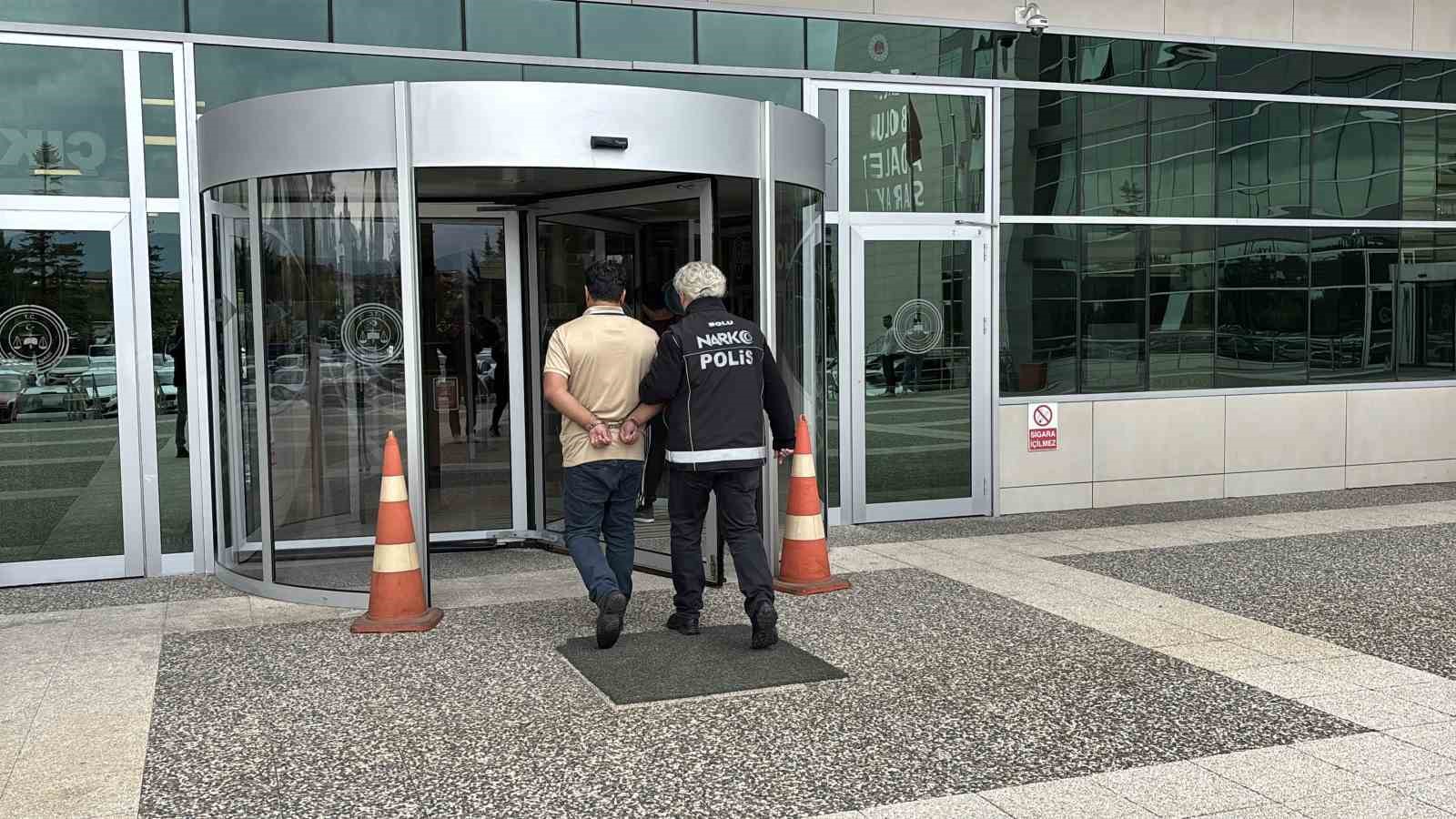 boluda-aracin-dingillerine-gizlenmis-7-kilo-uyusturucu-ele-gecirildi