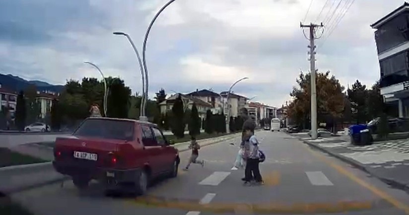 boluda-bir-otomobil-yaya-gecidinde-4-yasindaki-cocuga-boyle-carpti-o-anlar-kamerada