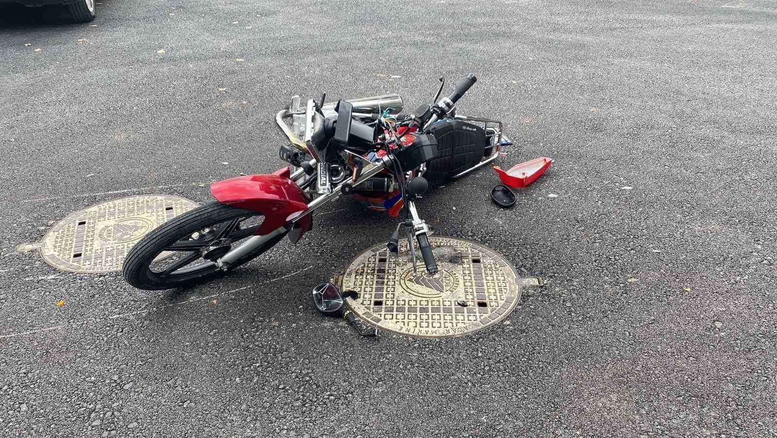 boluda-motosiklet-ile-otomobil-carpisti-1-yarali
