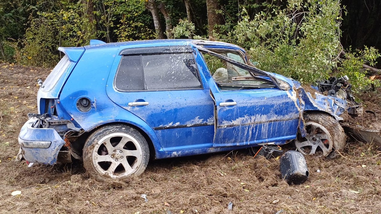 boluda-otomobil-tarlaya-uctu-hurdaya-dondu-1-yarali