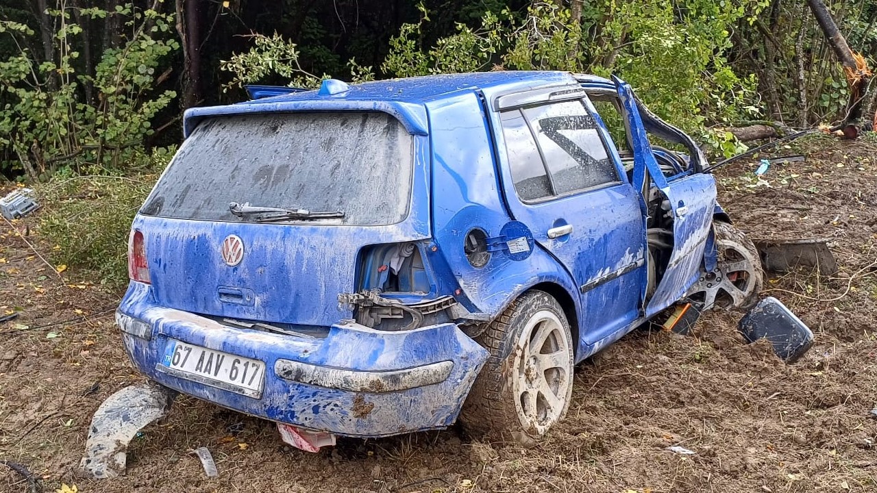 boluda-otomobil-tarlaya-uctu-hurdaya-dondu-1-yarali