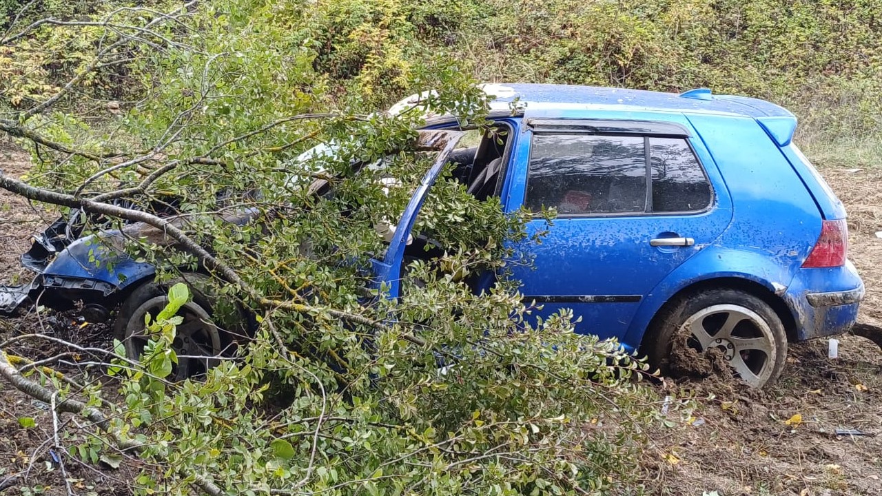 boluda-otomobil-tarlaya-uctu-hurdaya-dondu-1-yarali