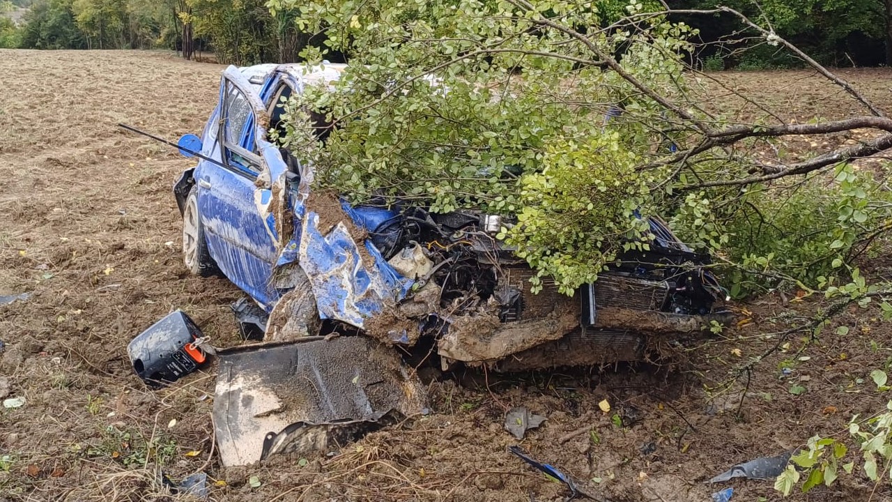 boluda-otomobil-tarlaya-uctu-hurdaya-dondu-1-yarali