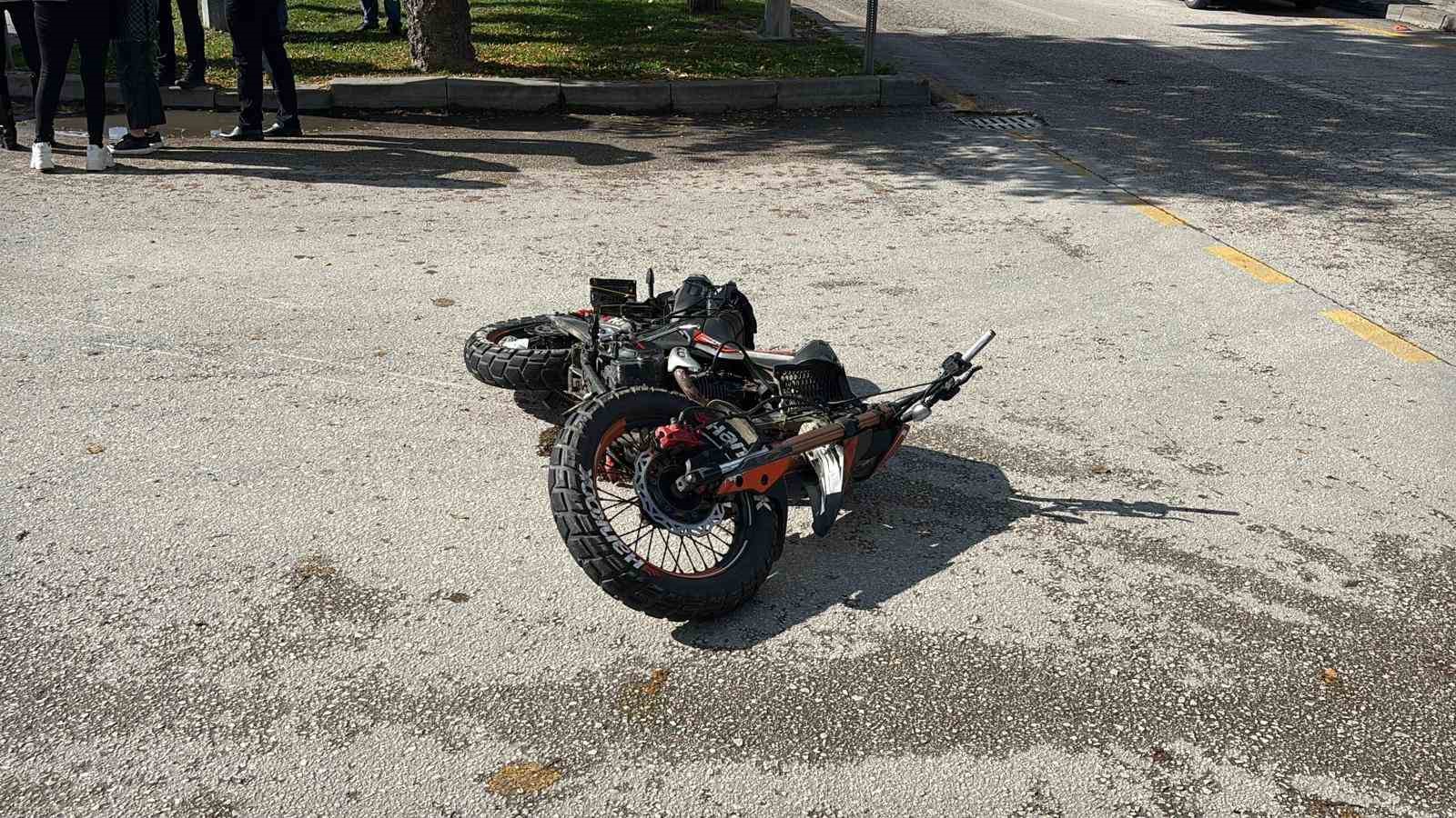 boluda-otomobille-motosiklet-carpisti-1-yarali