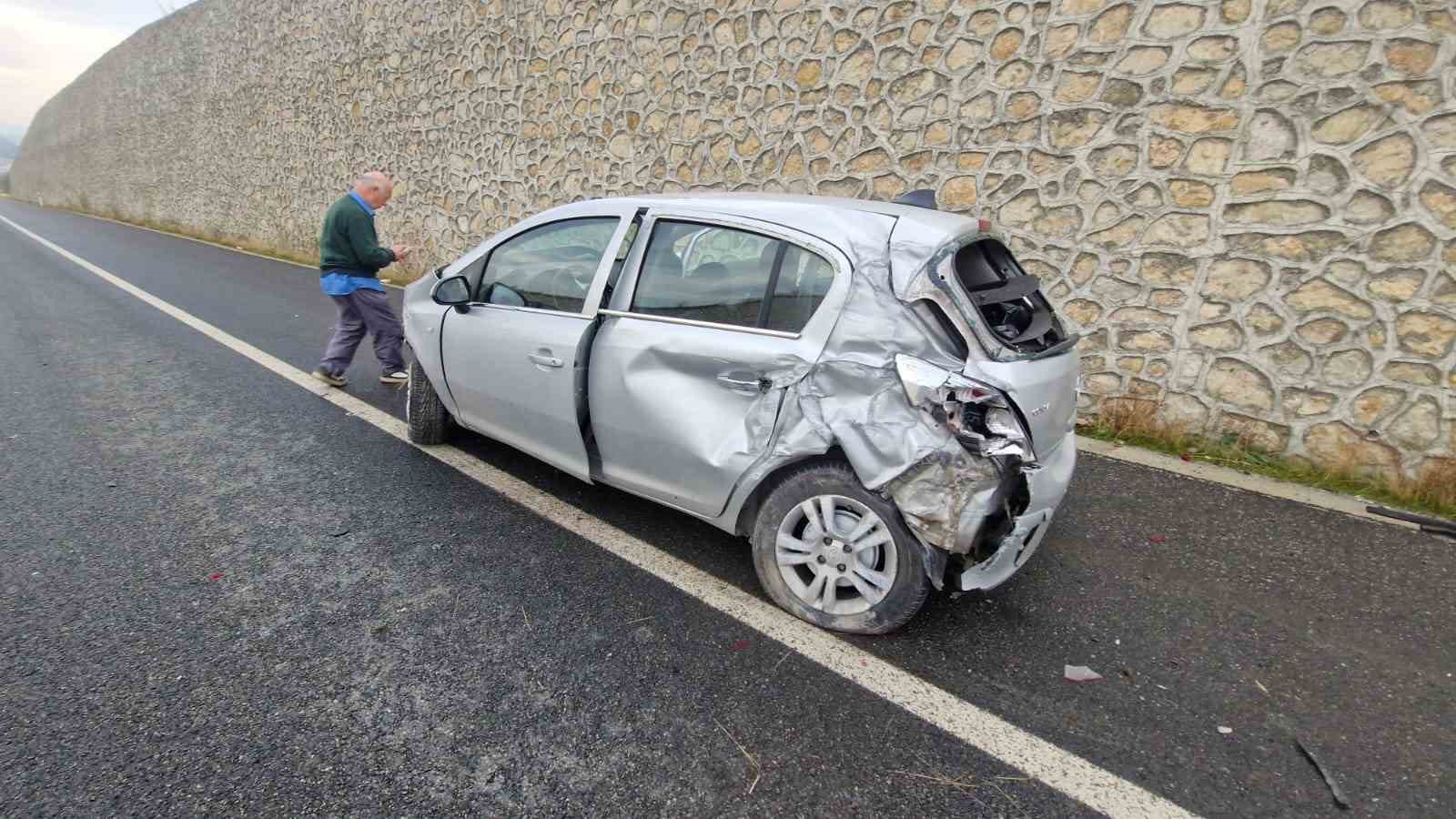 cenazeye-giden-aile-kaza-yapti-3-yarali