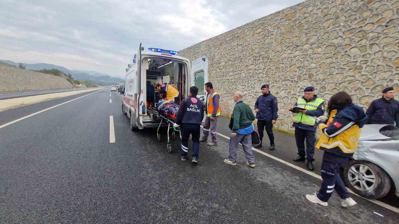 cenazeye-giden-aile-kaza-yapti-3-yarali