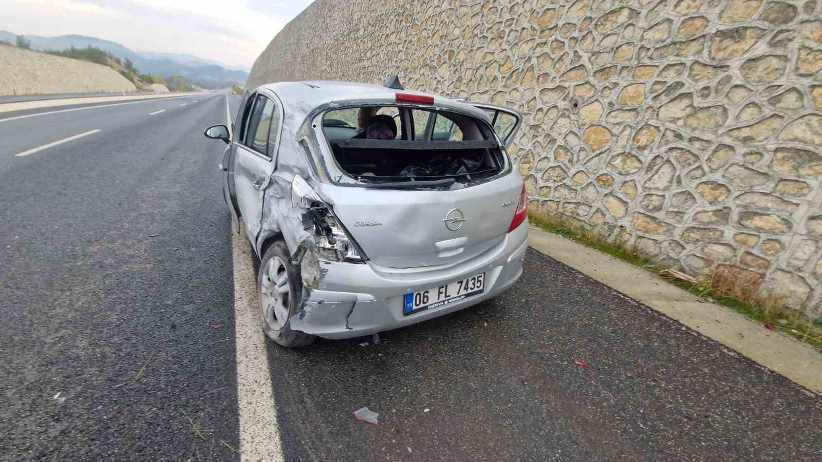 cenazeye-giden-aile-kaza-yapti-3-yarali