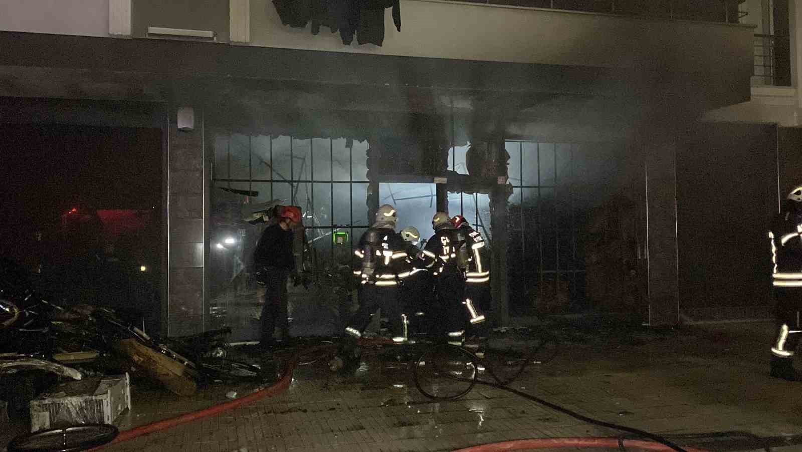 corumda-bir-is-yerine-ait-depoda-cikan-yangin-korkuttu