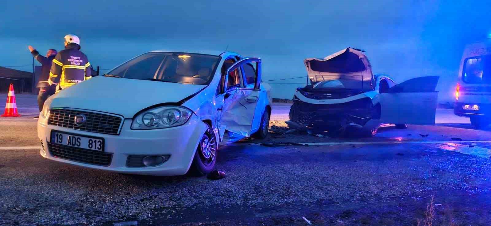 corumda-iki-otomobil-carpisti-3-yarali