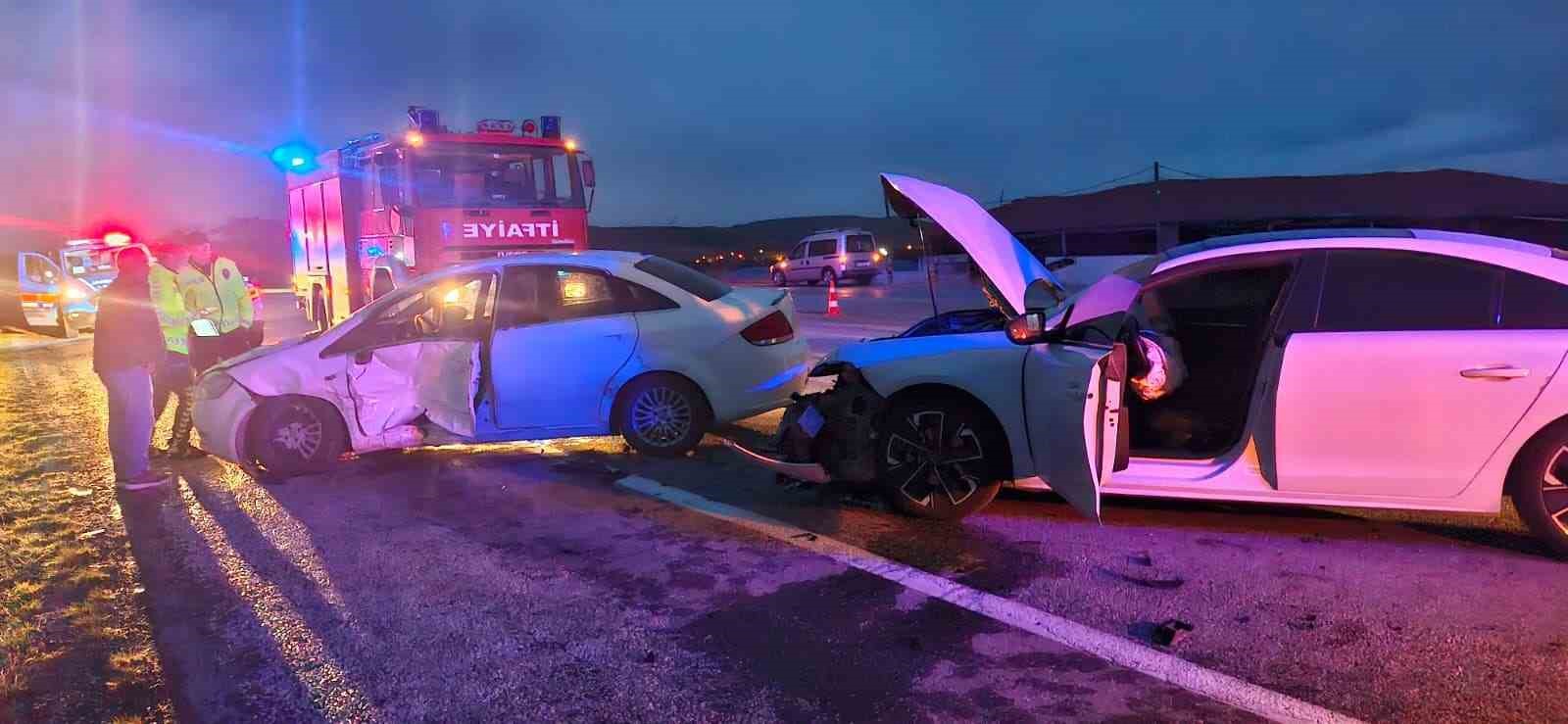 corumda-iki-otomobil-carpisti-3-yarali