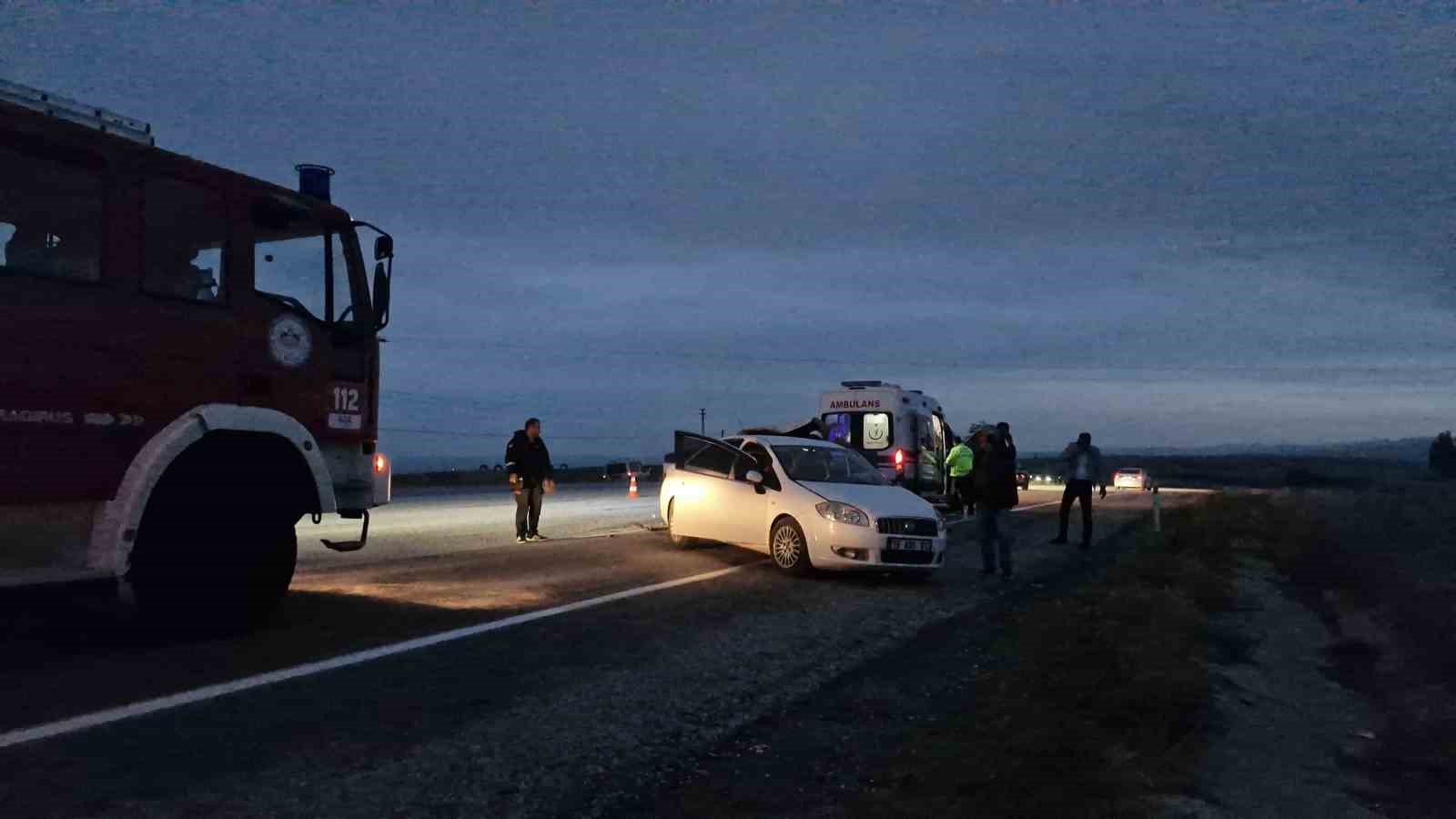 corumda-iki-otomobil-carpisti-3-yarali