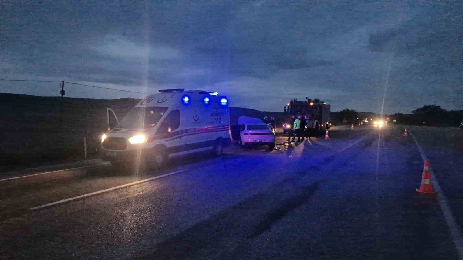 corumda-iki-otomobil-carpisti-3-yarali