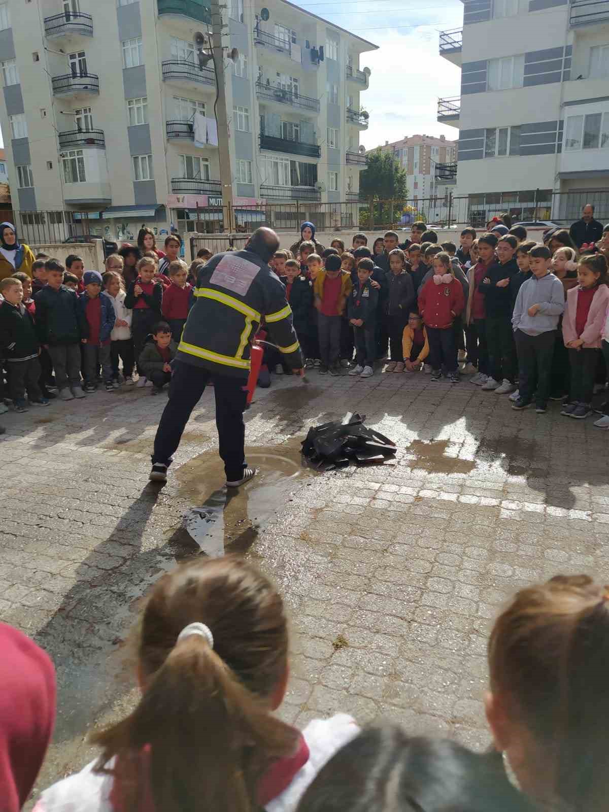 corumda-ilkokul-ogrencilerine-yangin-egitimi