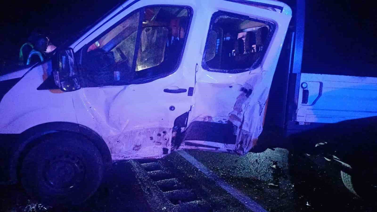 corumda-kamyonet-ile-minibus-carpisti-7-yarali