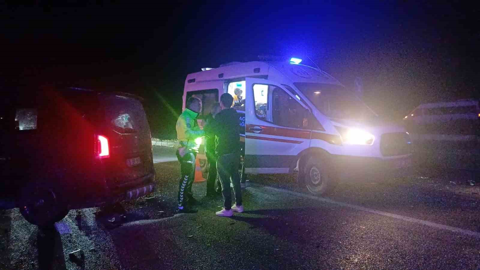 corumda-kamyonet-ile-minibus-carpisti-7-yarali