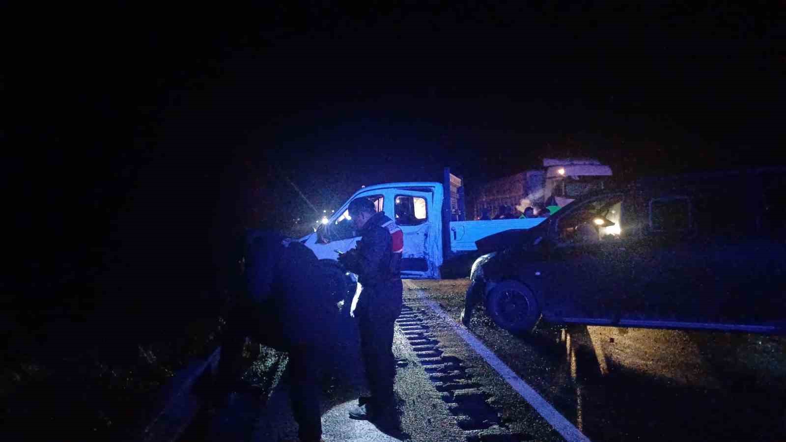 corumda-kamyonet-ile-minibus-carpisti-7-yarali