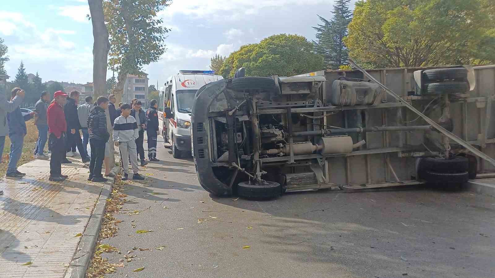 corumda-kamyonet-ile-otomobil-carpisti-1i-cocuk-5-yarali