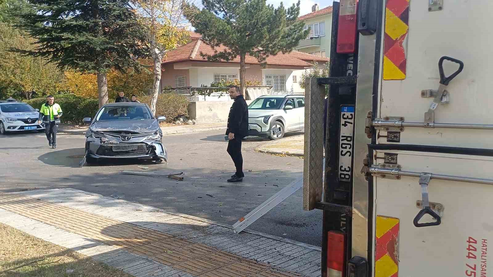 corumda-kamyonet-ile-otomobil-carpisti-1i-cocuk-5-yarali