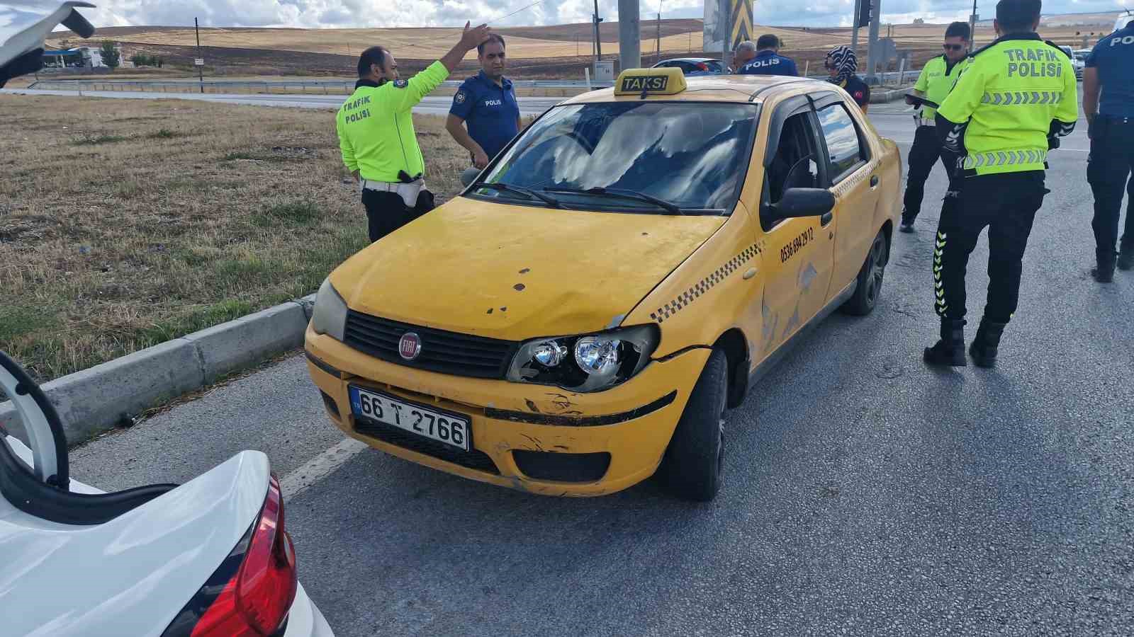 corumda-ticari-taksi-ile-uc-tekerlekli-motosiklet-carpisti-1-yarali