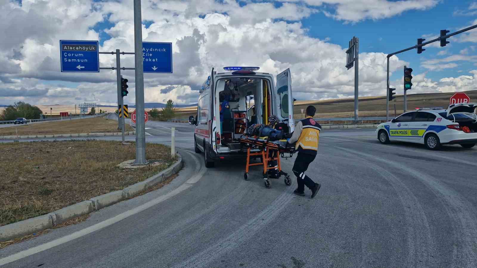 corumda-ticari-taksi-ile-uc-tekerlekli-motosiklet-carpisti-1-yarali