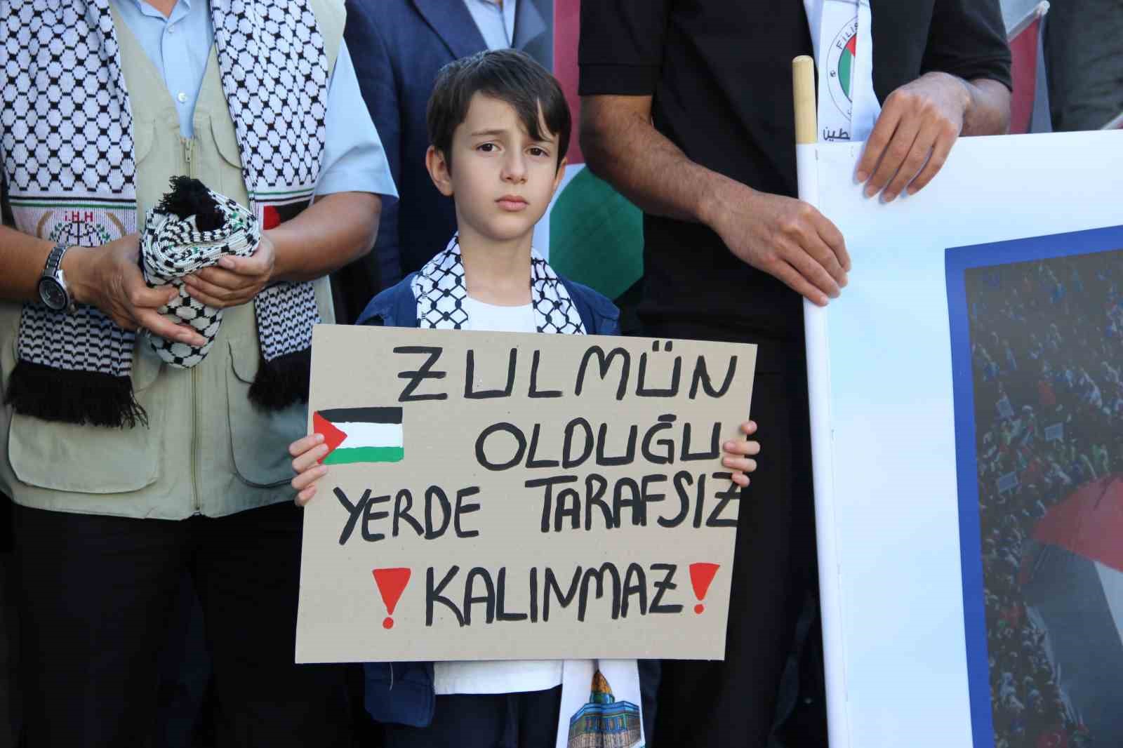 corumda-yuzlerce-kisi-gazze-icin-tek-yurek-oldu