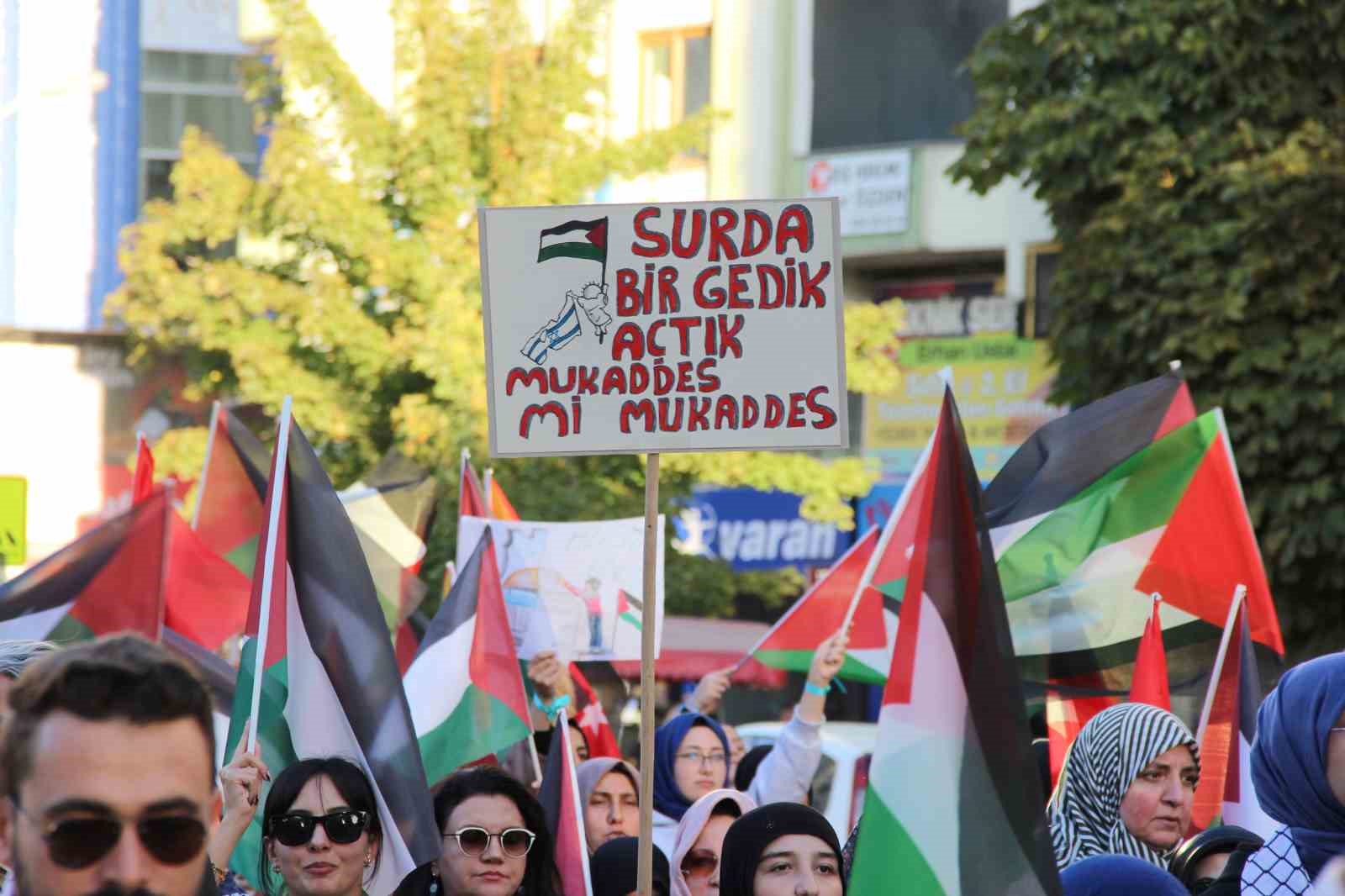 corumda-yuzlerce-kisi-gazze-icin-tek-yurek-oldu