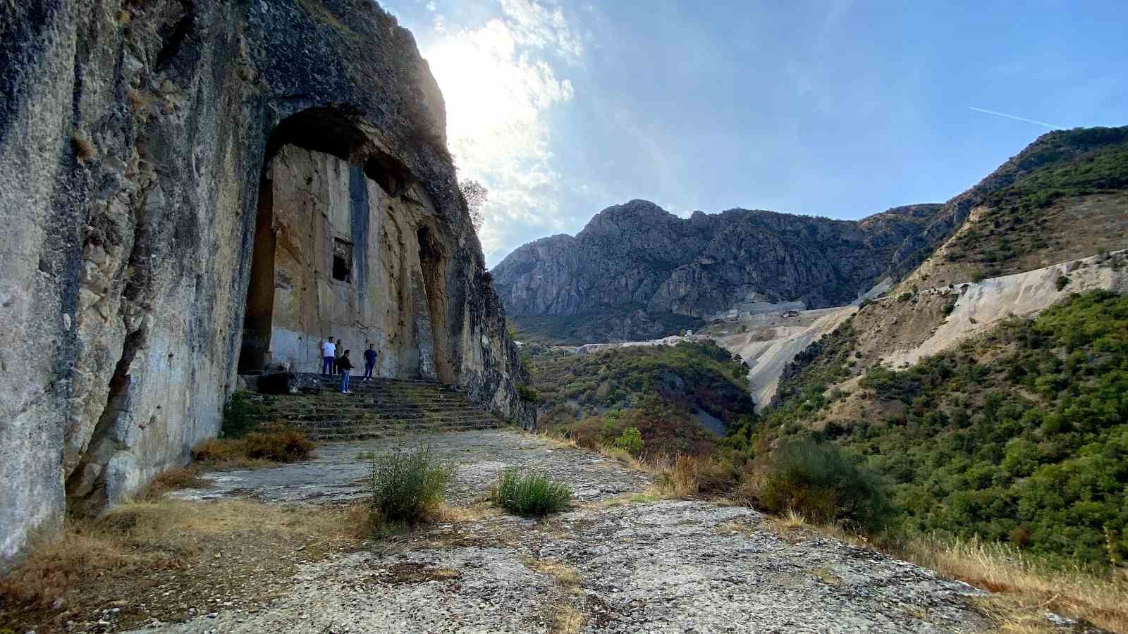 corumun-gizemli-kaya-mezari-buyuk-ilgi-goruyor
