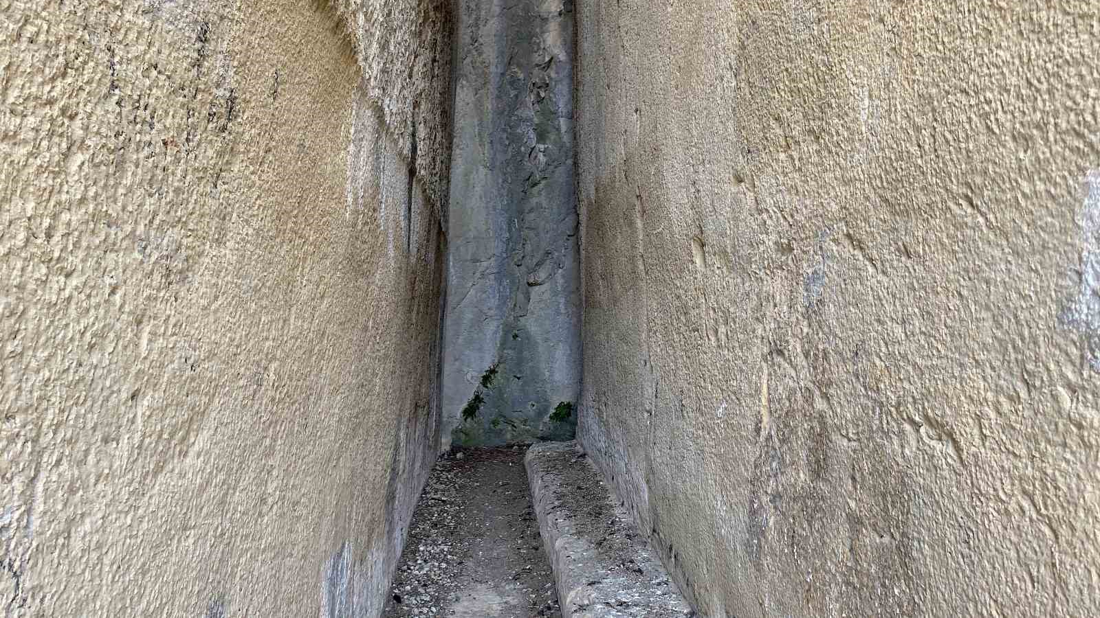corumun-gizemli-kaya-mezari-buyuk-ilgi-goruyor