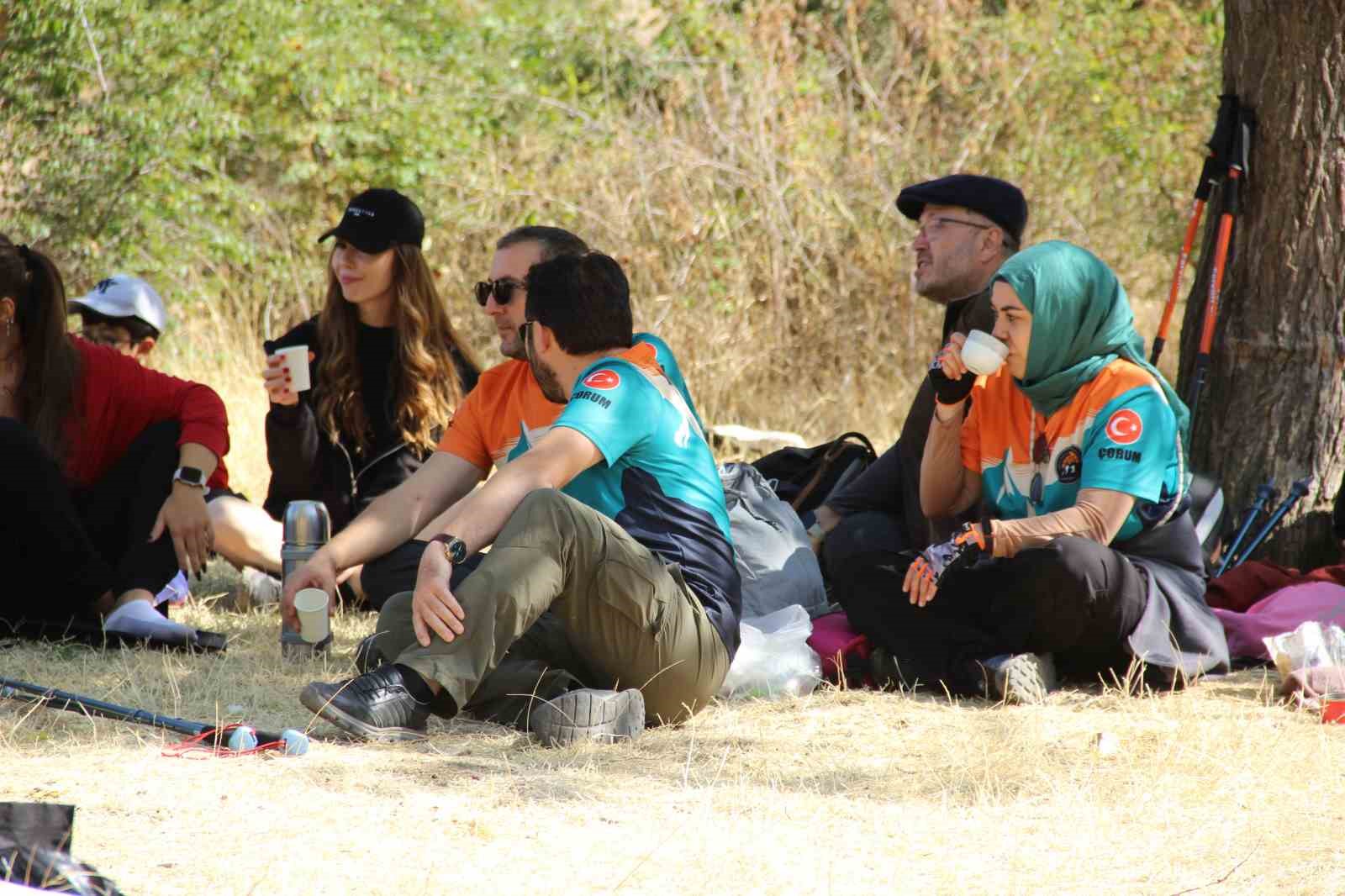 corumun-gizemli-kaya-mezari-buyuk-ilgi-goruyor
