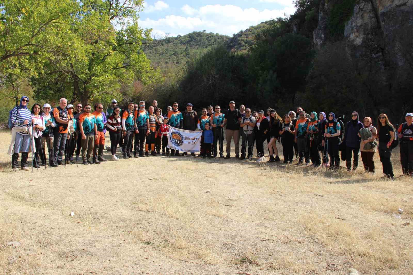 corumun-gizemli-kaya-mezari-buyuk-ilgi-goruyor