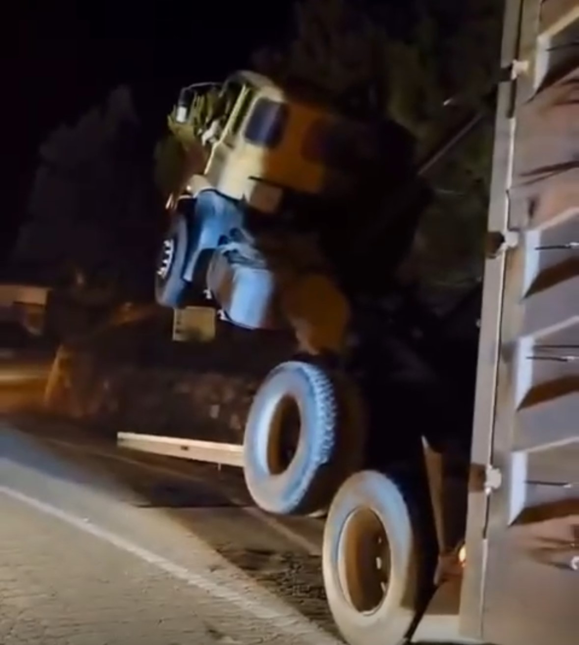 damperi-acik-kamyon-kgys-diregine-carparak-asili-kaldi-1-yarali