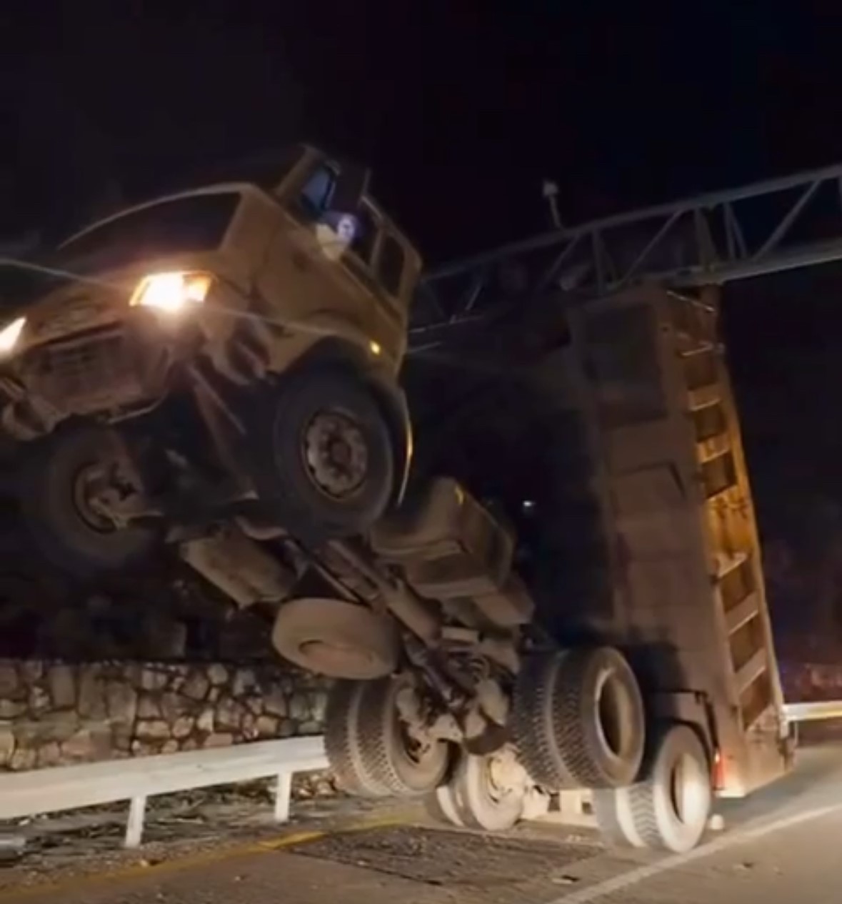 damperi-acik-kamyon-kgys-diregine-carparak-asili-kaldi-1-yarali