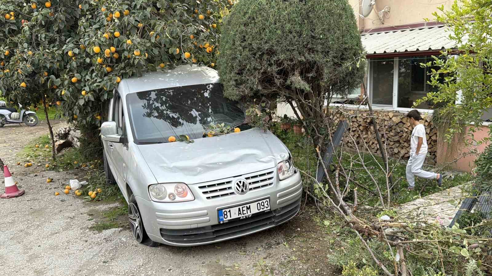 durakta-beklerken-aracin-carptigi-kadin-ve-cocuk-agir-yaralandi