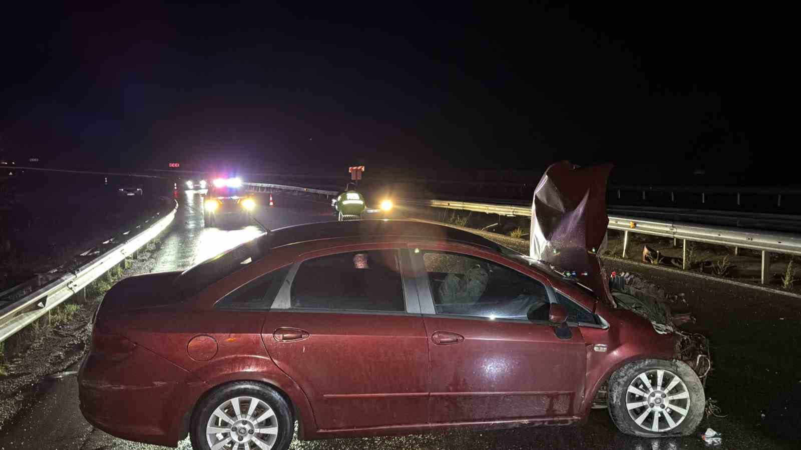 duzcede-otomobil-bariyerlere-carpti-1-yarali