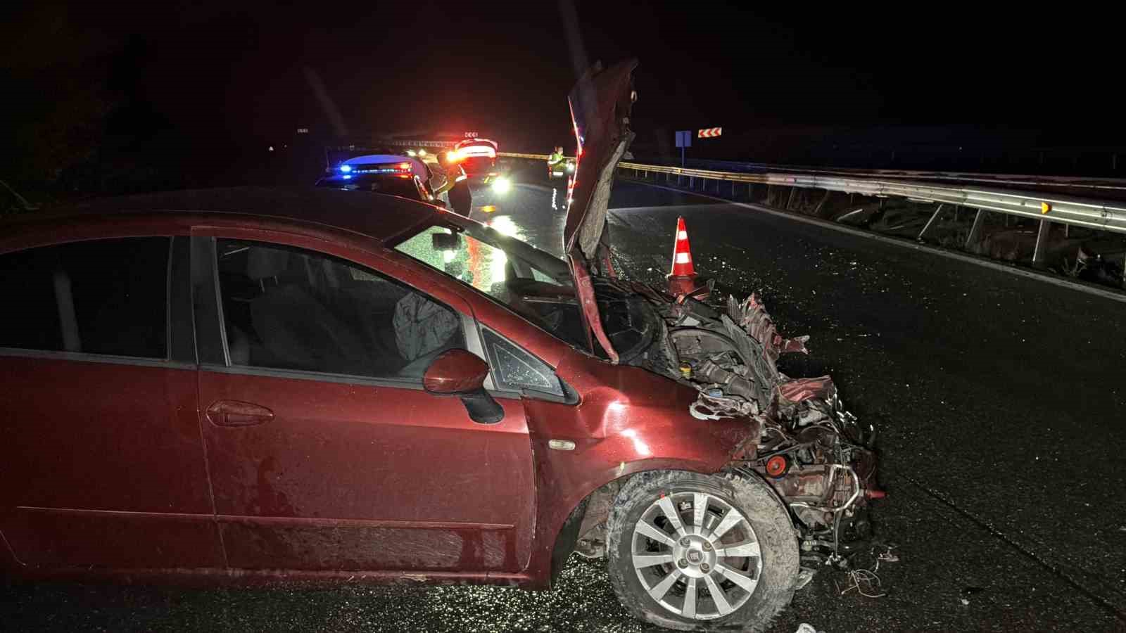 duzcede-otomobil-bariyerlere-carpti-1-yarali