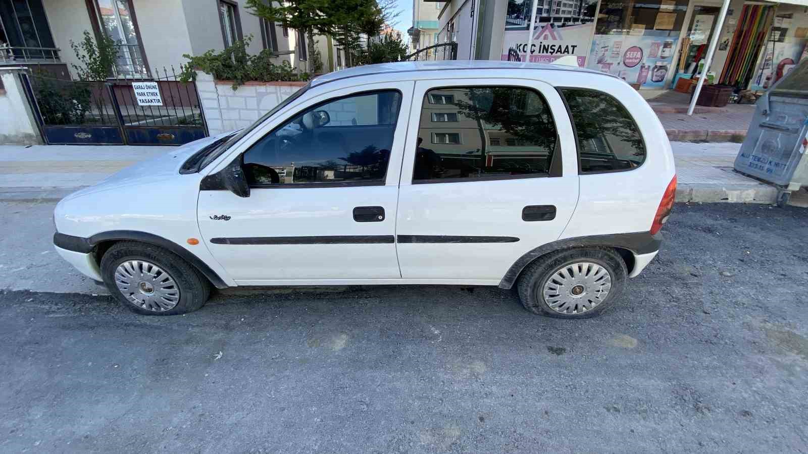 elindeki-bicakla-park-halindeki-araclarin-lastiklerini-tek-tek-patlatti-o-anlar-kameraya-yansidi