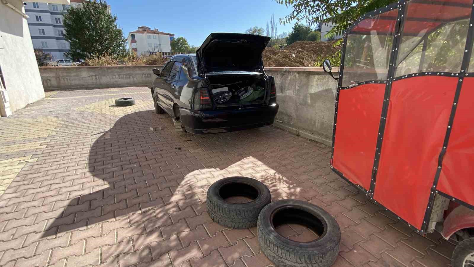 elindeki-bicakla-park-halindeki-araclarin-lastiklerini-tek-tek-patlatti-o-anlar-kameraya-yansidi