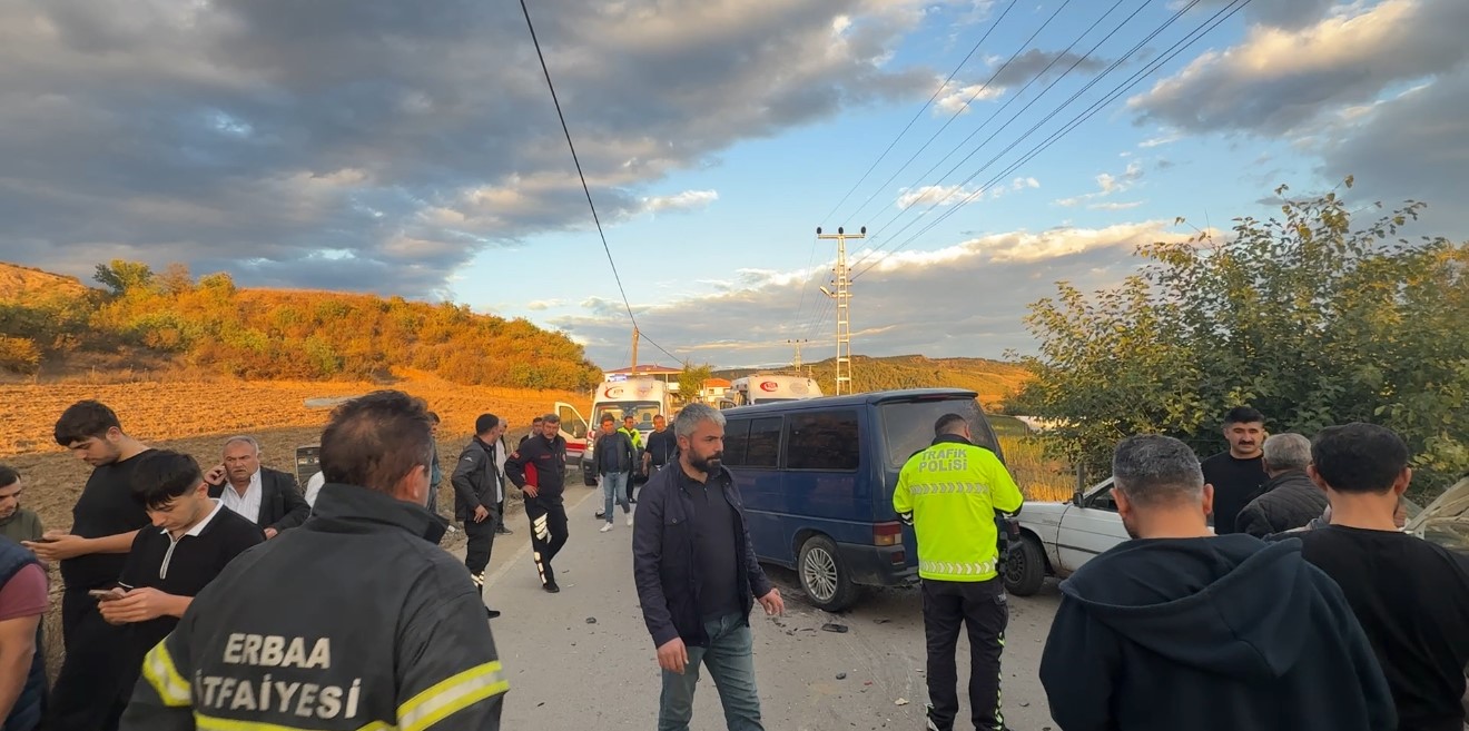erbaada-minibus-ile-otomobil-carpisti-5-yarali