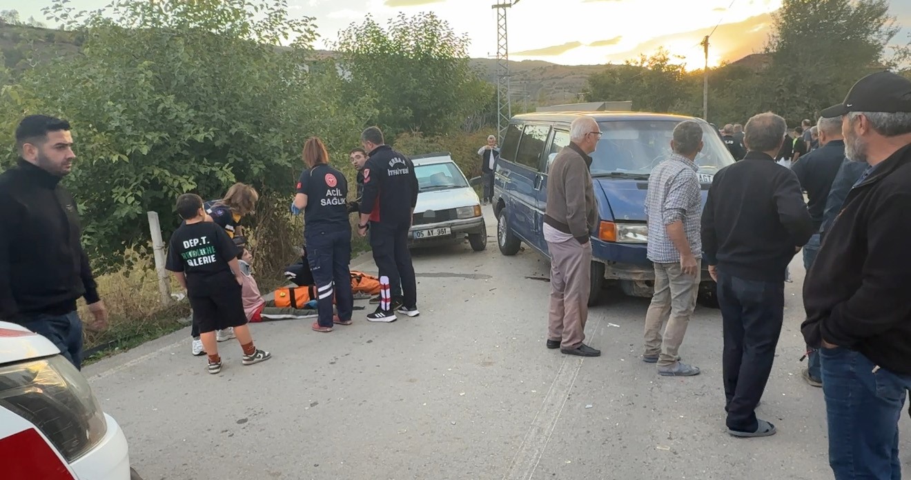 erbaada-minibus-ile-otomobil-carpisti-5-yarali